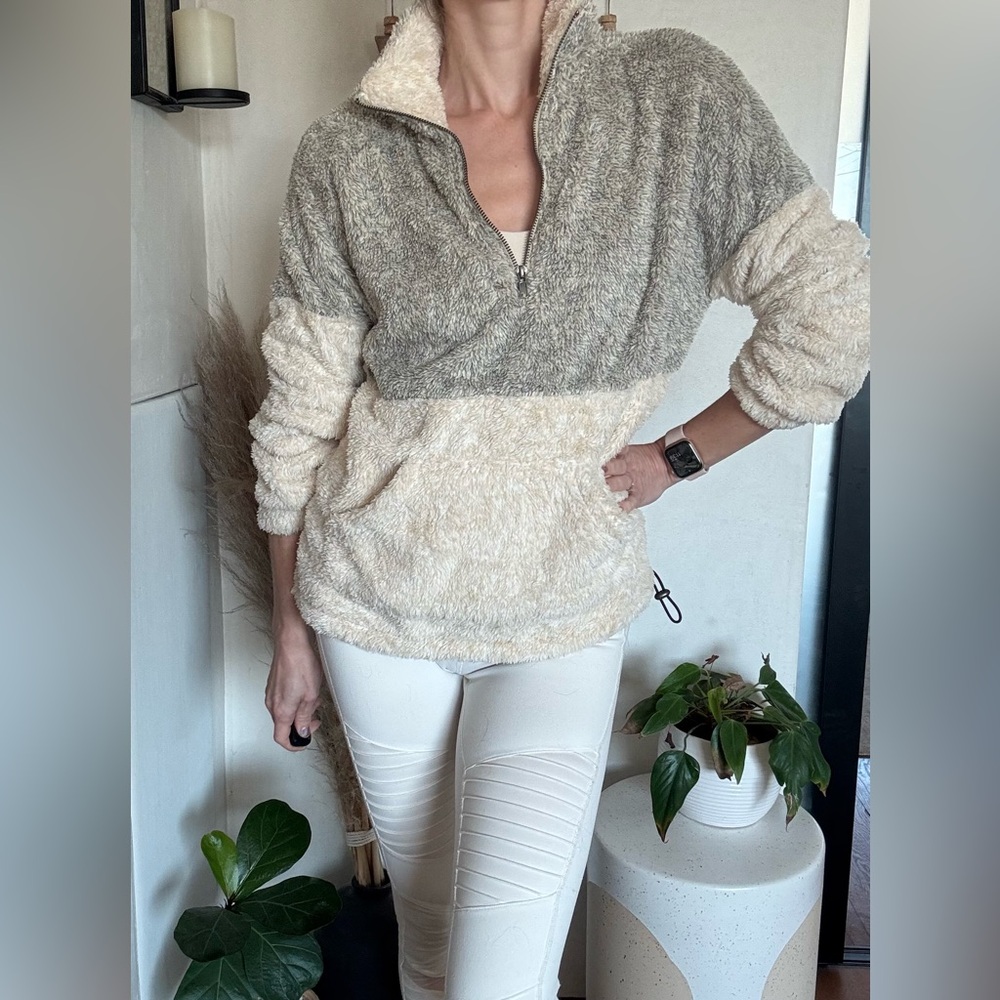 Last chance! Two tone fleece pullover